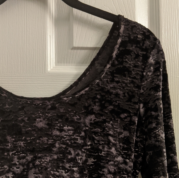 NWT M Velvet silver and black peplum top - Picture 2 of 3